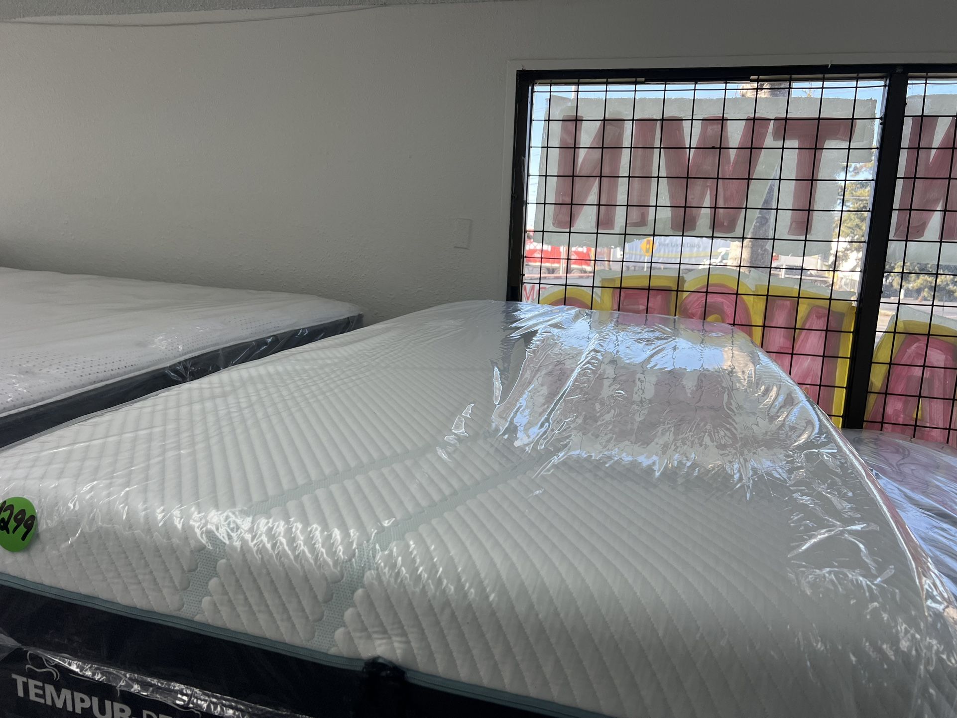 TWIN XL TEMPURPEDIC PROADAPT (MEDIUM) MATTRESS & BOX SPRING BED SET