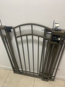 Metal toddler gate