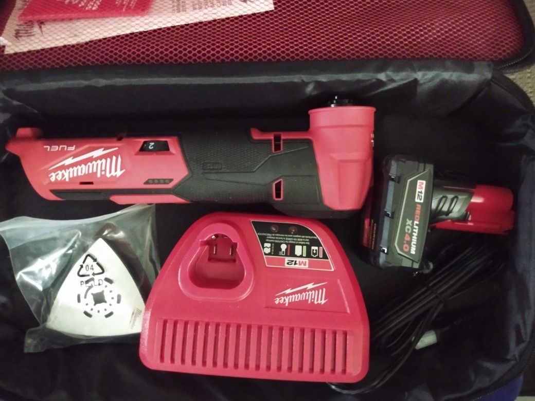 Milwaukee M12 Fuel Oscillating Multitool Kit Includes Battery, Charger And Bag