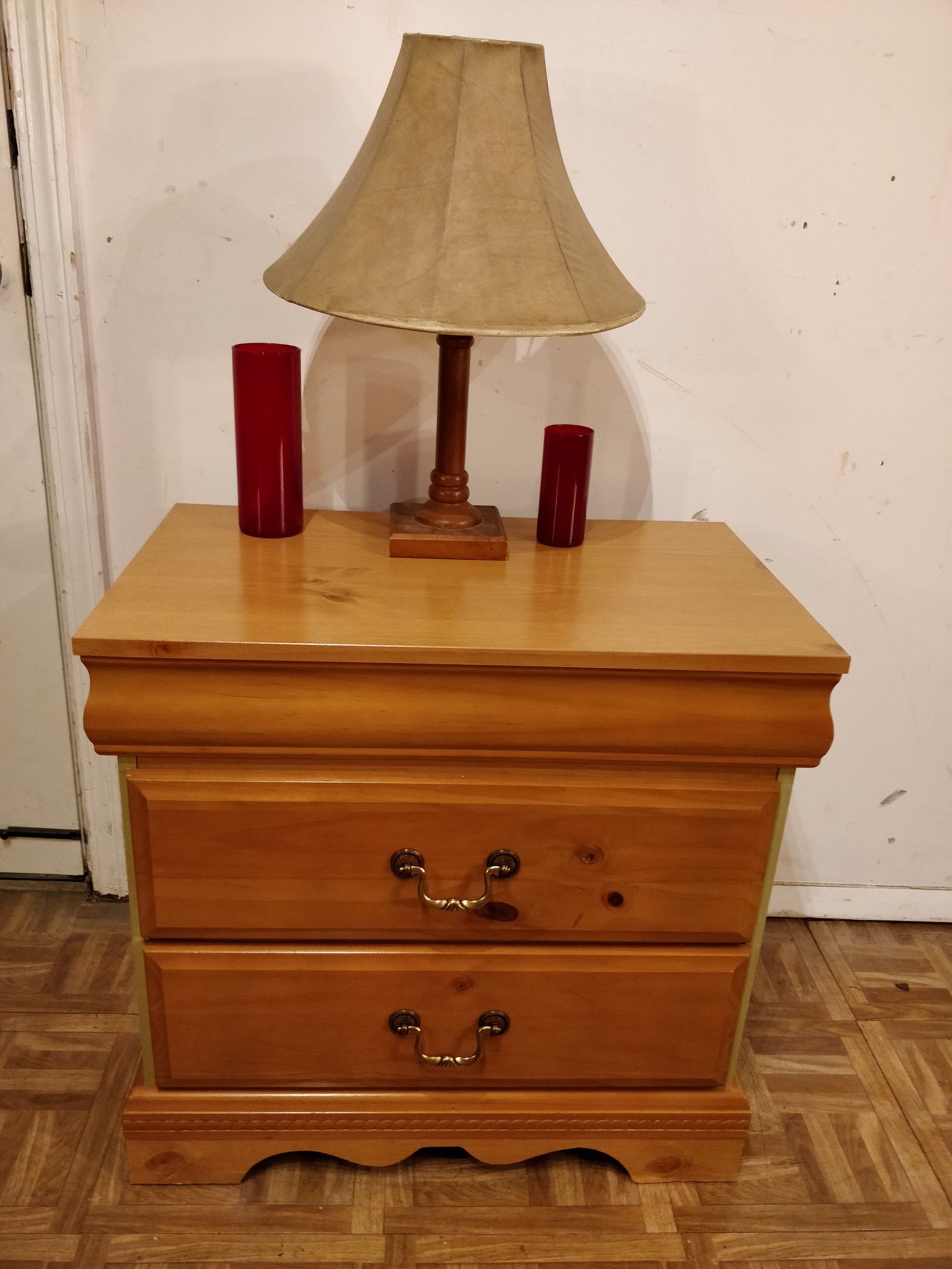 Like new modern night stand in great condition, all drawers sliding smoothly. L26"*W16"*H24.5"