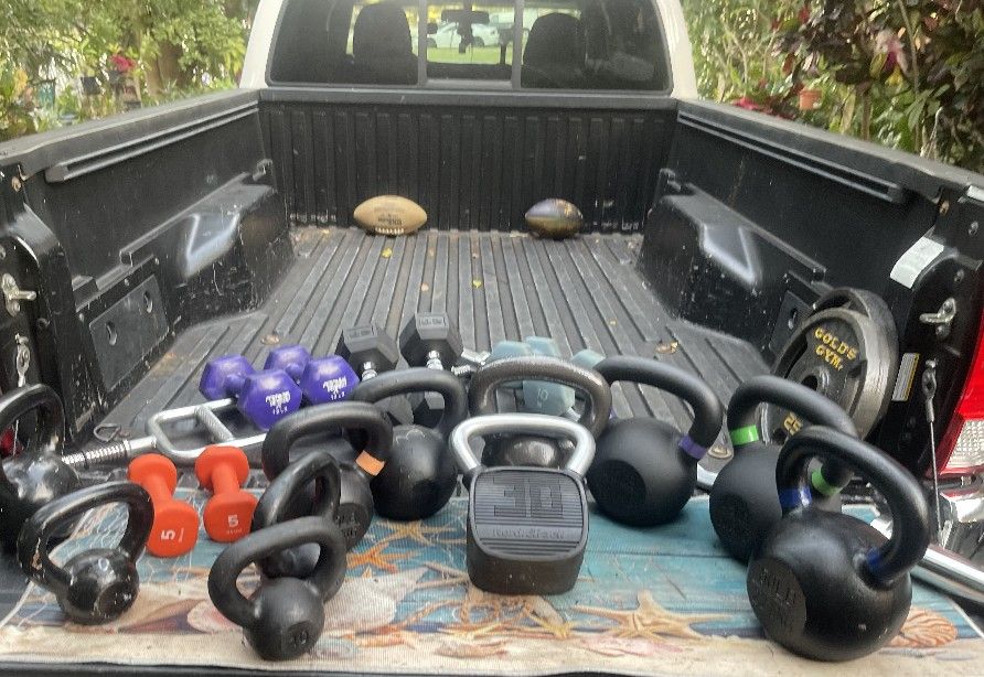 KETTLEBELLS    :  10s  15s  20s  25s  30s  35s  40s  45s  50s  &  DUMBBELLS  :  5s  8s  10s  12s  15s  20s 25s  30s 35s 40s  45s 50s  55s 60s 75s 110s