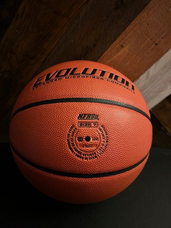 Wilson EVOLUTION Basketball 29.5 for Sale in Jurupa Valley, CA OfferUp