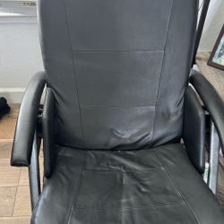 Vibrating massage chair