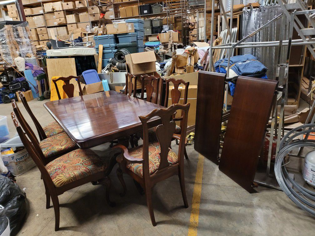 Is Kincaid furniture dining table with 2 leaves and 8 chairs