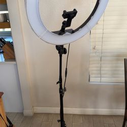 Newer Ring Light Like New All Parts Included