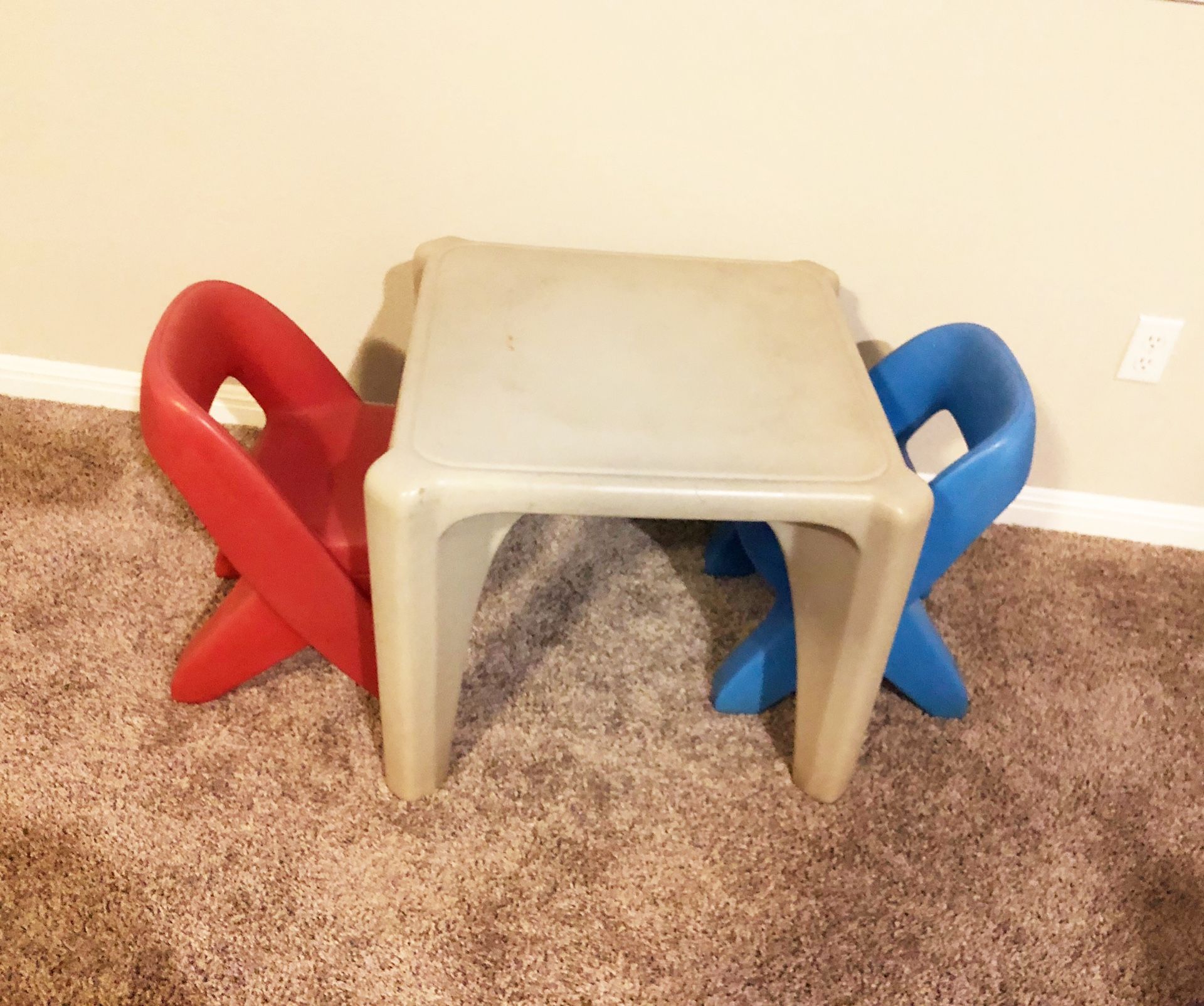 Kids play table + two chairs
