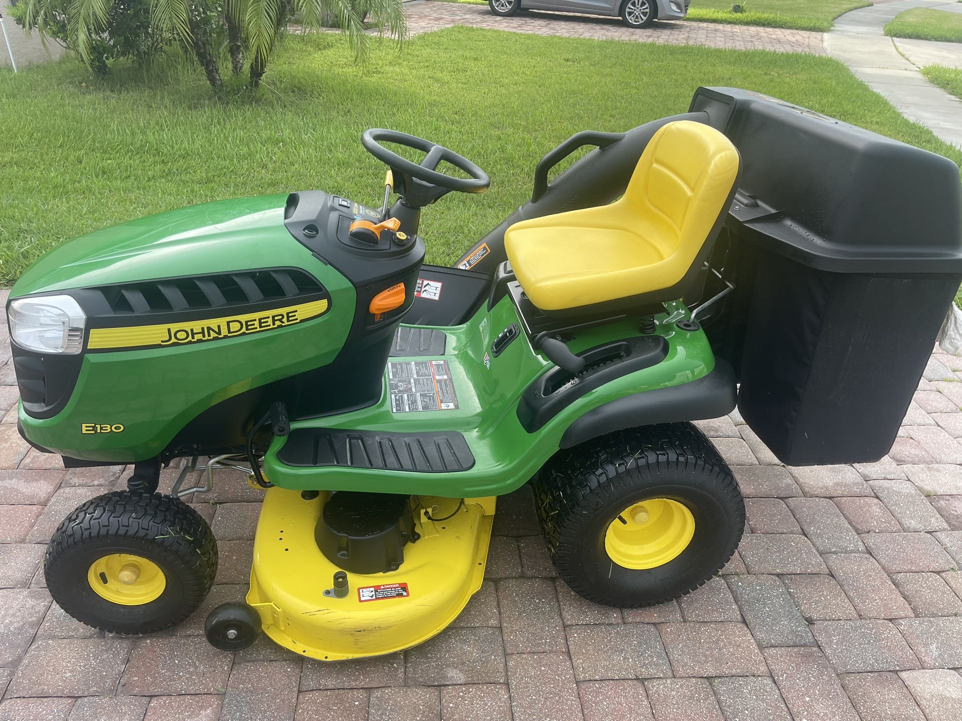 John deere e130 riding lawn online mower