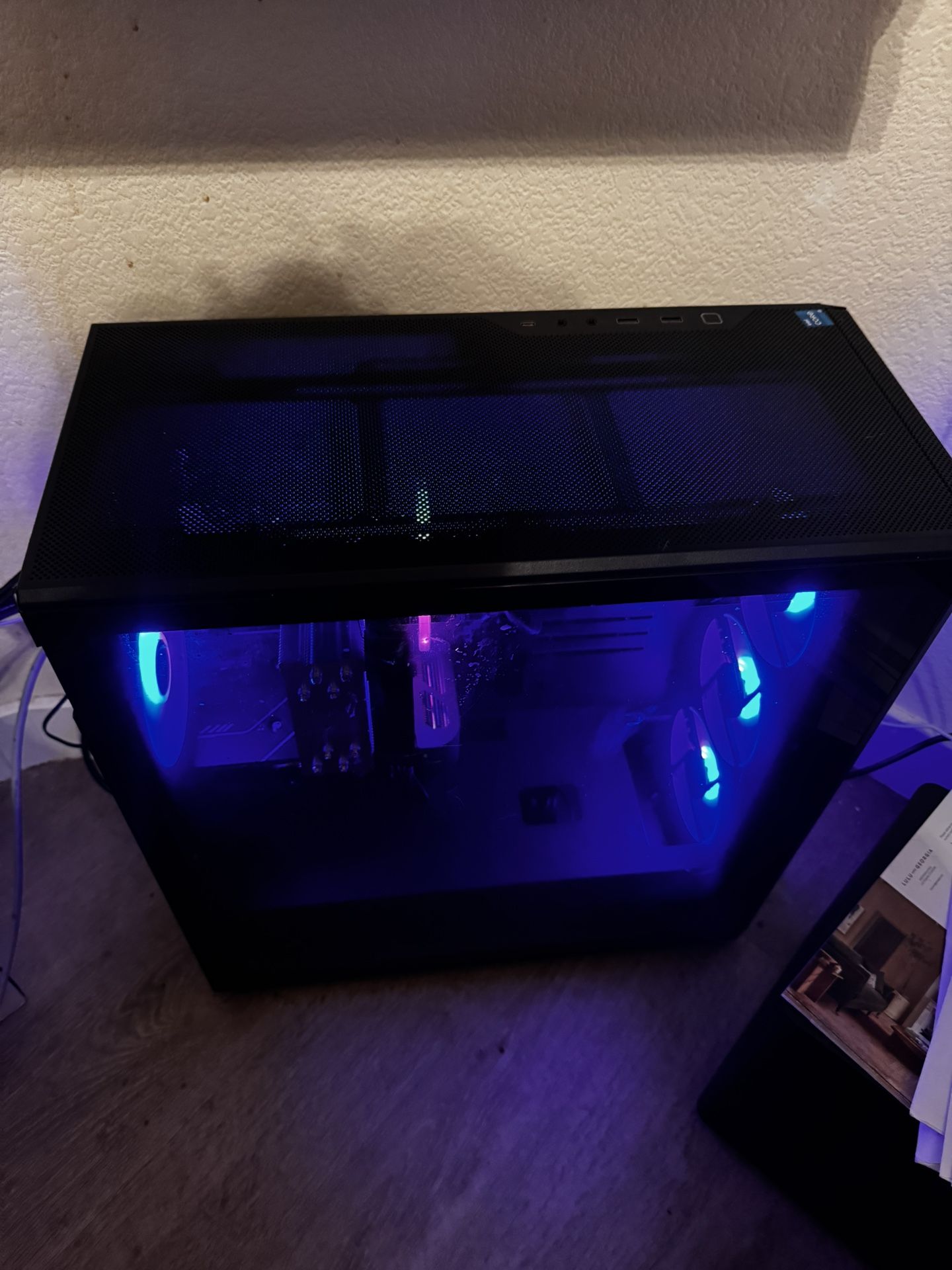 Gaming PC With Keyboard And Mic