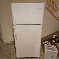 Frigidaire Top-Freezer Refrigerator White