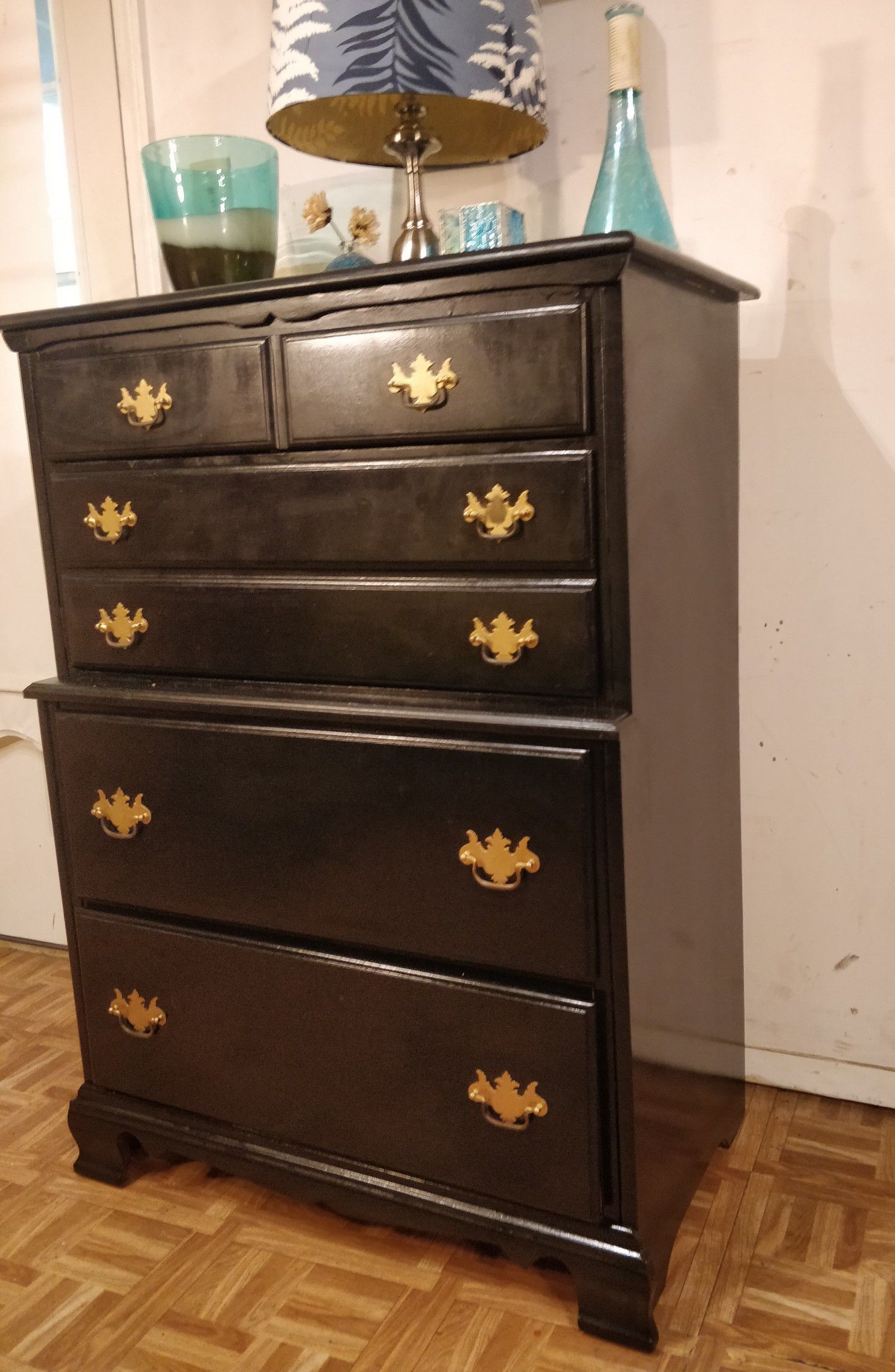 Solid wood chest dresser with big drawers in very good condition, all drawers working well, dovetail drawers. L32"*W19"*H45"
