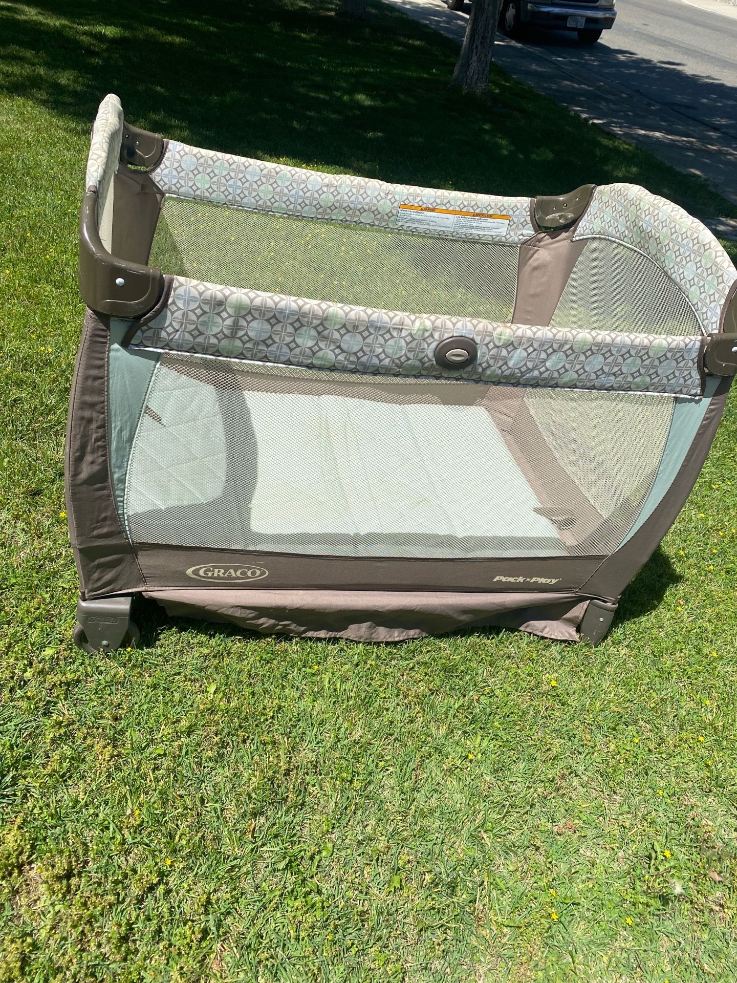 Graco light green playpen
