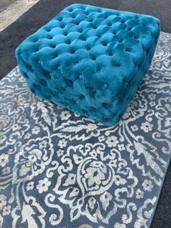 Luxury Blue Tufted Velvet Ottoman / Accent Cube – Like New
