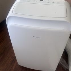 Great condition Insignia air conditioning window unit!!