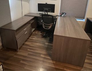 Office desk(s)