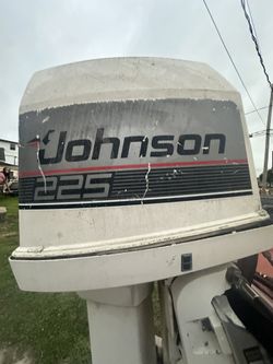 225 Evinrude.  On Boat Runs great    Newer Powerhead