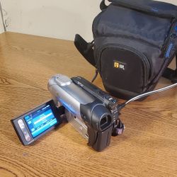 Sony DCR-DVD108 DVD Video Camcorder kit. Tested. Working.