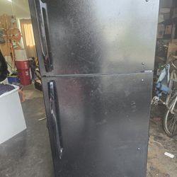 Insignia 18 Cubic Foot Refrigerator 