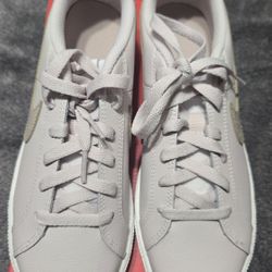 WOMEN NIKE COURT ROYALE SIZE 8
