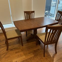 Dinning Room Table, 4 Chairs, Removable Insert 
