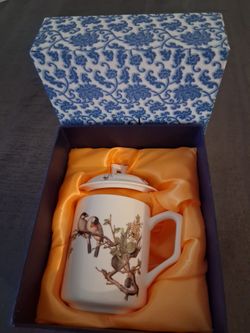 NEW PORCELAIN TEA CUP IN GIFT CASE
