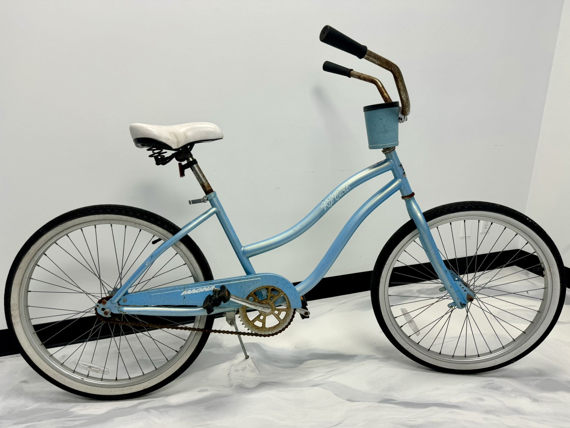 Girls/women's 24 inch Magna Rip Curl single speed baby blue Beach Cruiser bike with cup holder