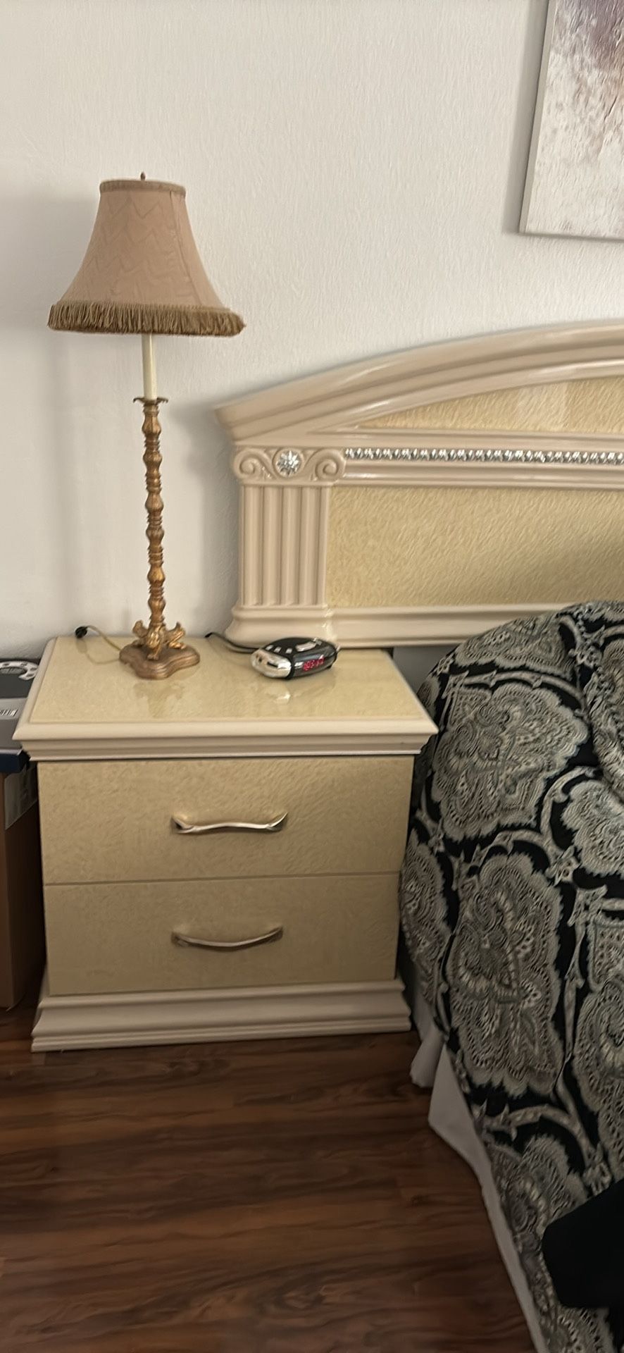 King/Queen Bedroom Set