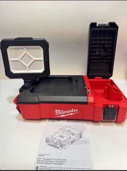 🚀 Milwaukee PACKOUT Flood Light with USB-Charging M12