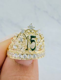 ✨ 10K Solid Gold Sweet 15 Ring crown– 15 Años ✨  Celebrate a special quinceañera with this beautiful genuine 10K solid gold “Mis 15 Años” ring. Design