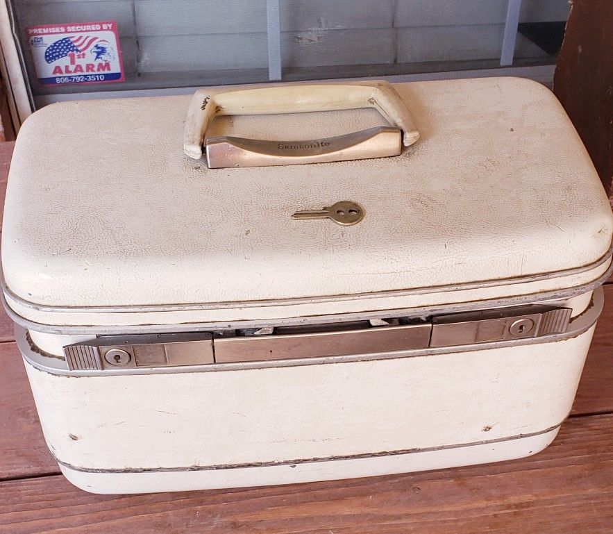 1950s MCM Samsonite Hard Shell Locking Makeup Case with Key 9in x 7.5in x 14in
