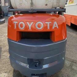 Shiny Toyota Forklift For Sale 