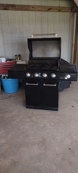 gas grill with propane bottle