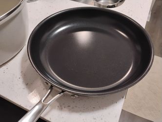 Ceramic pan with non stick coating