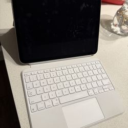 iPad 10th Generation With Magic Keyboard 