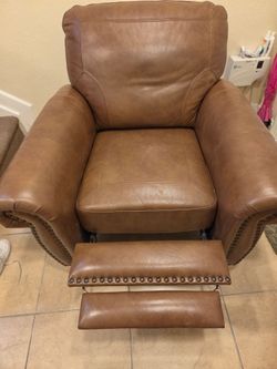 🛋️ Premium Vinyl Reclining Chair – Lightly Used & In Great Condition