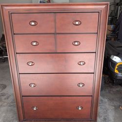 dresser / chest of drawers