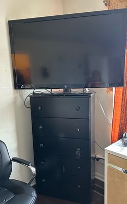 Kids room: study table, dresser and tv