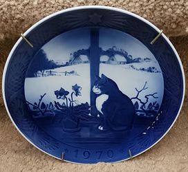 1970 Royal Copenhagen “Julrose og Kat” Porcelain Commemorative Plate