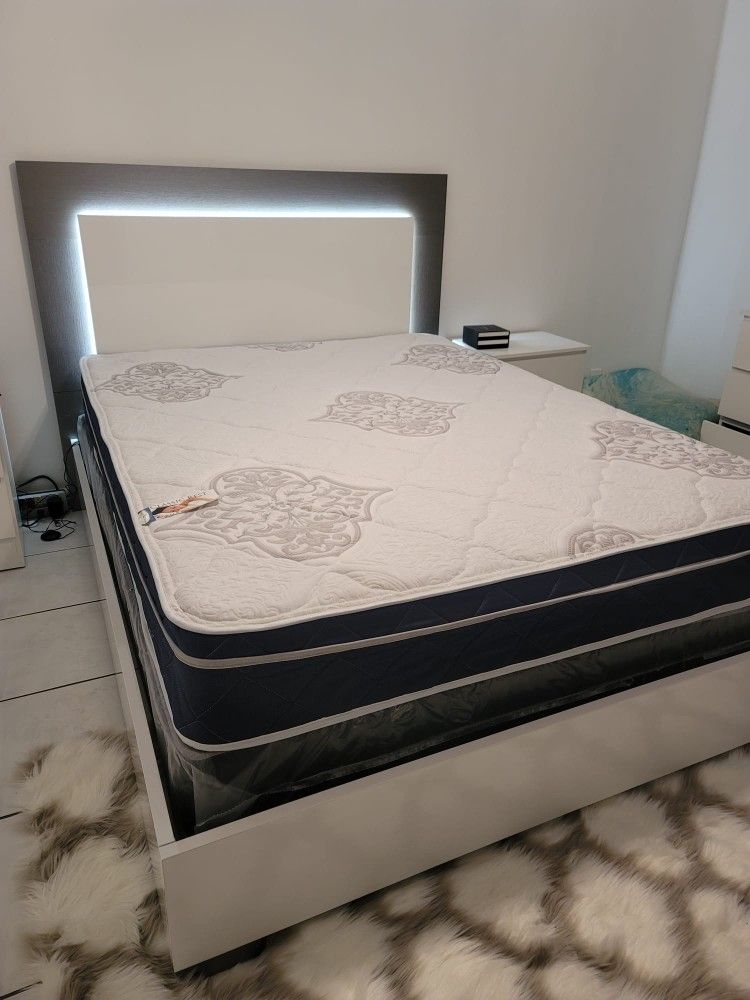 NEW QUEEN PILLOW TOP MATTRESS AND BOX SPRING 😊 Available in KING size 👌