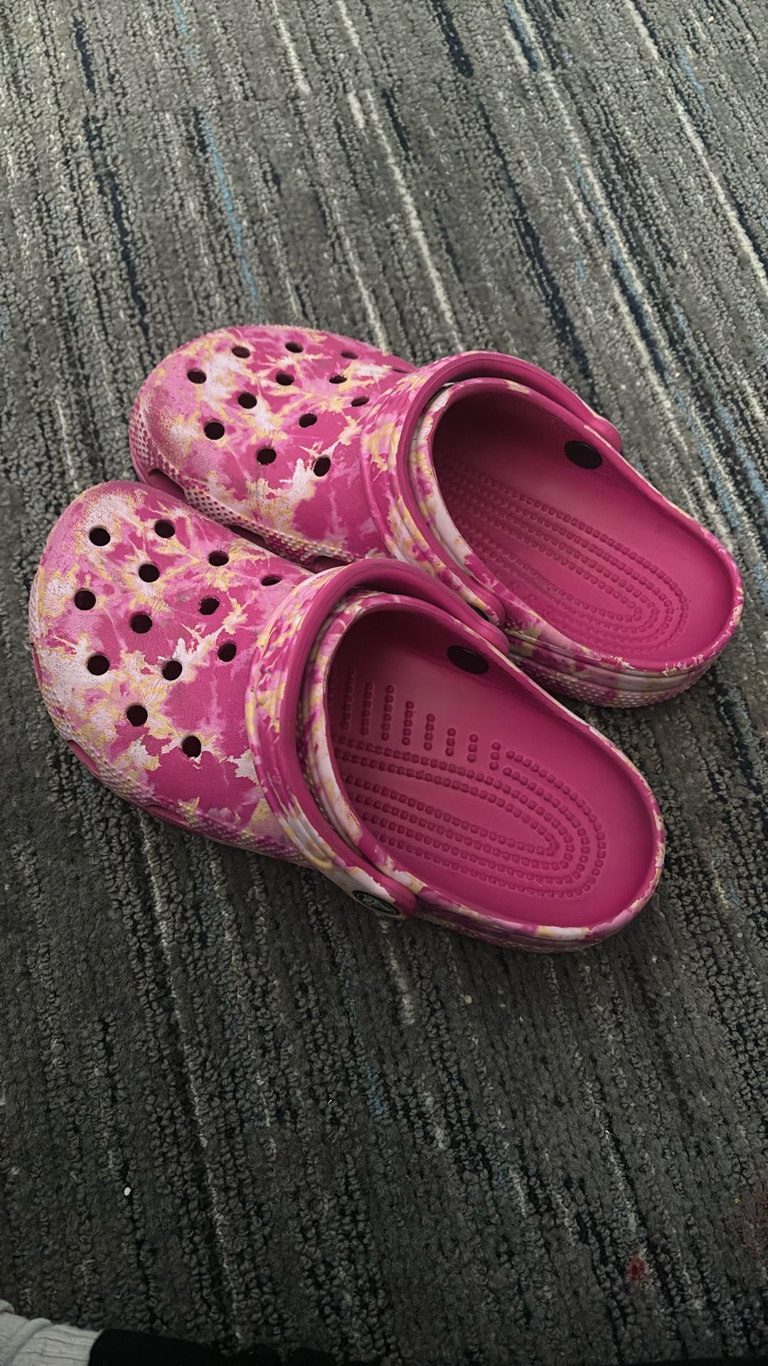 Pink crocs, Size 6 in women’s, 4 in men. Good condition