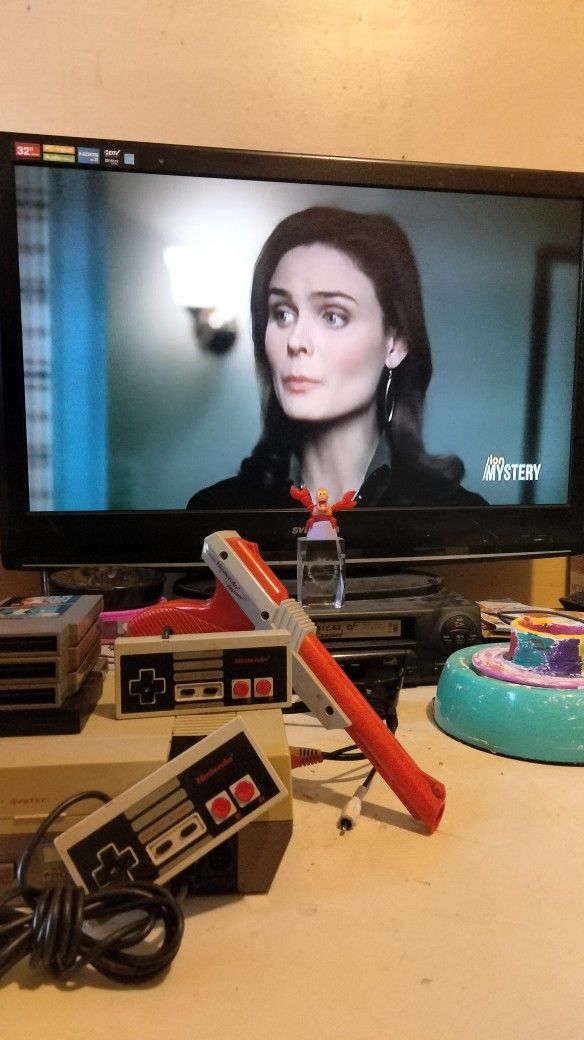 32"Sylvania Flat Screen TV And Classic NES Console With Five Games Both