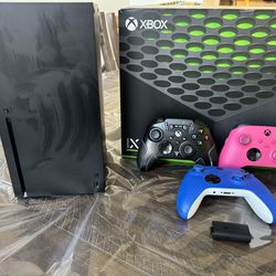 XBOX SERIES X + 3 CONTROLLERS + BATTERY PACK