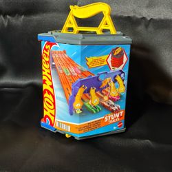 Hot Wheels Roll Out Raceway Track Set, Storage Bucket Unrolls into 5-Lane Race