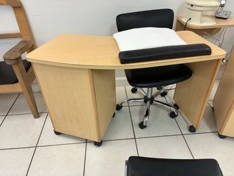 Manicure table and chair