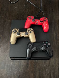 Playstation 4 w 3 controllers
