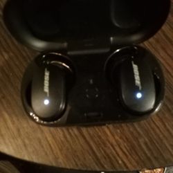 Black Bluetooth Bose Earbuds 