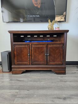 Ashley Furniture Hamlyn 42" TV Stand