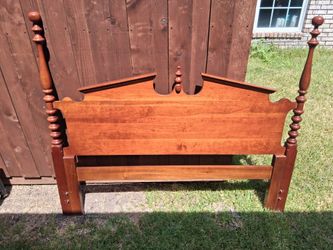 Metal Bed Frame with Headboard (Queen)/Estructura de Metal para Cama con Cabecera (Queen)