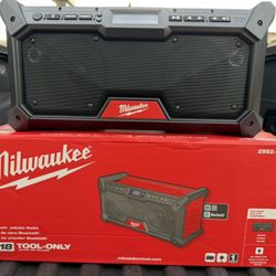 Milwaukee M18 Jobsite Radio Bluetooth – Nuevo 