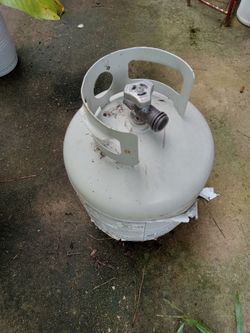 2 Propane Gas Tanks With Gas In Them, Good Condition