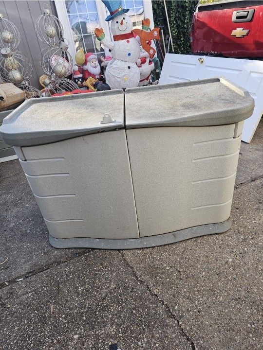 Price Is Firm.. Rubbermaid Small Storage Shed